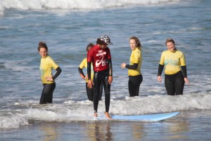 Ismail shows the girls the perfect chilled long board style!
